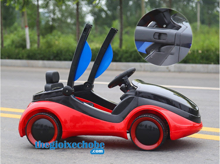 Xe ô tô điện trẻ em DY-6699 màu đỏ vừa sang trọng vừa hiện đại mang đôi cánh thẳng đứng