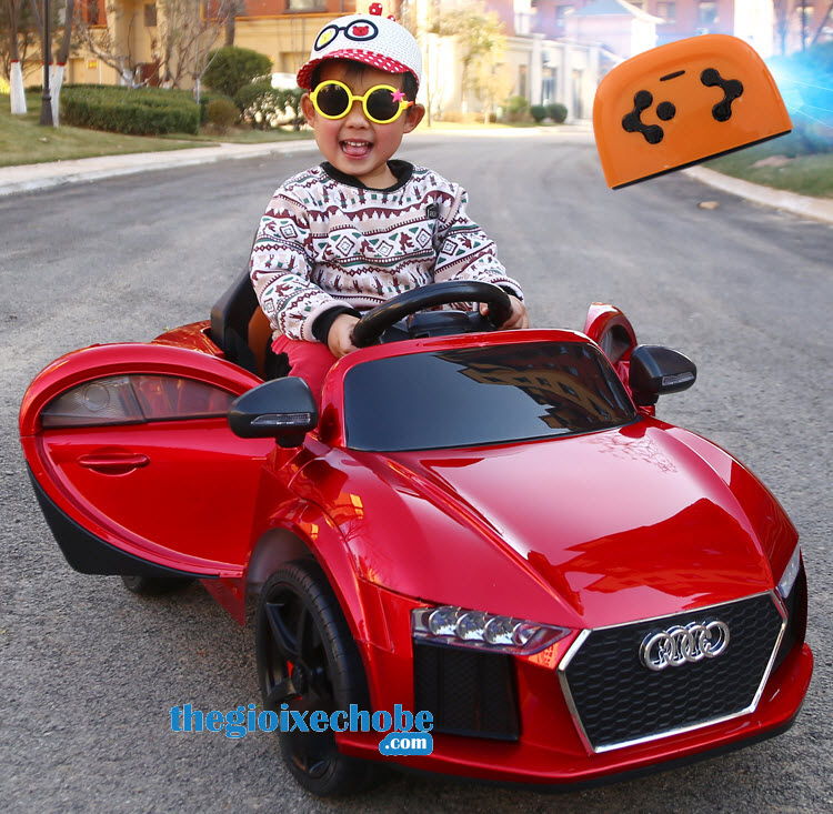 Xe ô tô điện trẻ em Audi AT-7568 màu đỏ