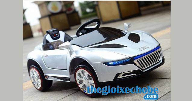 Xe ô tô điện trẻ em A288 màu trắng