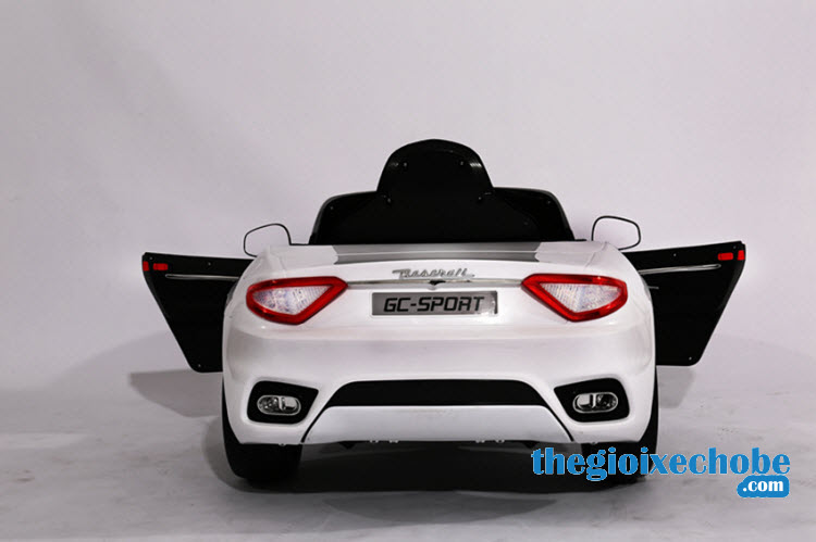 Phía sau xe ô tô điện trẻ em Maserati S-302 cánh cửa mở ngang như xe thật