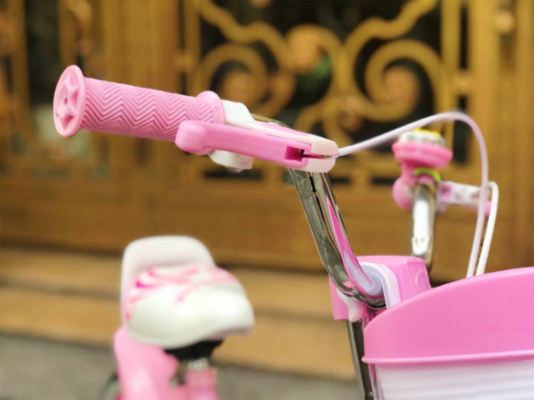 Tay lái xe đạp hồng cho bé gái