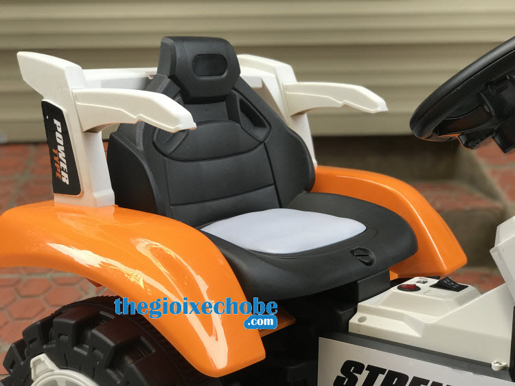 Xe cần cẩu máy xúc điện cho bé HSD-6106 có tựa lưng thoải mái khi bé lái xe