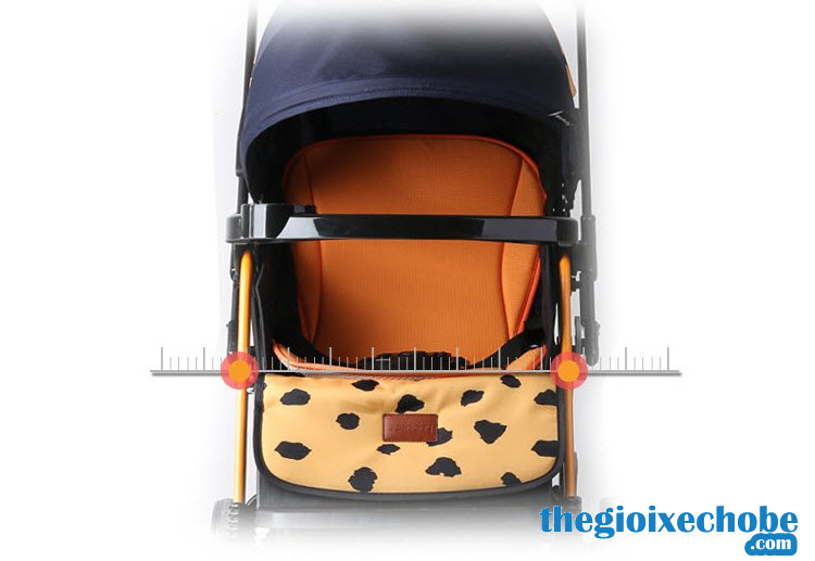 Xe đẩy cho bé Seebaby T11 có chỗ ngồi cho bé rộng rãi thoải mái