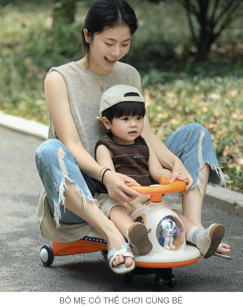 Xe lắc phi hành gia có đèn nhạc cho bé